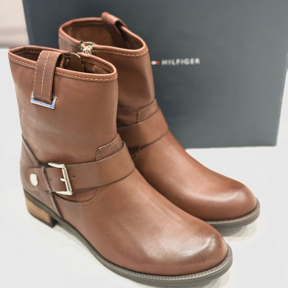 TOMMY HILFIGER FATE2  WOMEN'S BOOT SHOES  COLOR MEDIUM NATURAL